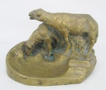 Assinatura Ilegível - Cinzeiro em bronze dourado, adornado por casal de ovelhas em alto relevo. Assinado na parte de trás. Med. 10,5x17x13,5cm.