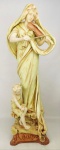 PASCHOLD - Bela estatueta em faiança europeia policromada, representando "Adagio", e tendo na veste uma floreira em alto relevo. Base com flores. Assinada. Alt. 75 cm.