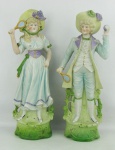 Belo par de estatuetas em biscuit europeu, policromado, representando "Casal de jogadores de tênis". Peças numeradas em crivo. Alt. 36cm.