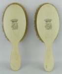 Par de escovas para toilette em marfim, com monograma coroado. Comp. 23,5cm.