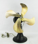 Antigo ventilador de mesa, com marca da manufatura A.C. Fam Hitachi LTD. confeccionado em fer forge patinado de preto, com hélice em metal dourado. Não testado. Alt. 49,5 cm.
