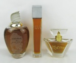 Três frascos em vidro translúcido, utilizados para exposição dos perfumes "gucci Envy", "Amarige de Givench" e "Poême Lancôme". Desgastes causados pelo tempo e o frasco Amarige com lascado na tampa. Líquido decorativo. Alt. maior e menor 36,5 e 21 cm.