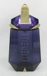 Frasco em cristal no tom lilás, utilizado para exposição do perfume "Alien". Guarnições em material sintético no tom lilás e dourado. Dourado com pequenos desgastes. Alt. 30 cm,