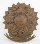 Peça decorativa em fer forge patinado, representando "Brasão da república". Med. 40x36,5 cm.