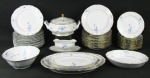 Aparelho de jantar em porcelana com marca da manufatura Barão do Rio Branco com decoração floral em policromia, composto de sopeira, saladeira, legumeira, molheira, 3 travessas, 12 pratos rasos, 11 fundos e 12 para sobremesa. Detalhes em durado. Pratos rasos com desgastes no dourado. total de 42 peças. Med. sopeira 15x27,5x22,5cm.