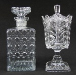 Duas peças, sendo compoteira em cristal lapidado com sulcos e licoreiro em vidro com lapidações tijolinho e sulcos. Alts. 23 e 22cm.