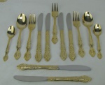 Vinte e quatro peças de faqueiro em metal dourado, com marca da manufatura Stainless Steel, sendo 6 facas grandes, 6 garfos grandes, 6 colheres para chá. Na caixa.