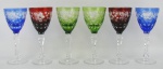 Seis belas taças em cristal colorido, decoradas com lapidações de flores em satiné, hastes translúcidas sextavadas. Alts. 13,5cm.
