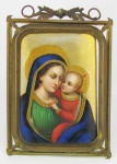 Bela, rara e delicada placa de coleção em porcelana européia, decorada com pintura de madona com menino em policromia e dourado. Moldura em bronze ormulú. Med. porcelana 15x10cm. e med. total 18,5x13,5cm.