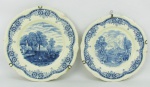 Dois pratos em porcelana inglesa, com marca da manufatura Grindley nos versos, tendo um decoração de cena representando "The Hay - Wain" e outro "A Lock on the Stovr", no tom azul . Apresentam manchas causadas pelo tempo e pequenos lascadinhos na parte de trás da borda. DIamts. 22,5 e 20cm. 