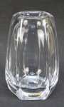 Vaso em grosso cristal translúcido, lapidado com gomos em relevo. Base sextavada. Alt. 19cm.