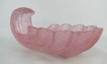 Petisqueira em vidro na forma de concha, na tonalidade doublet rosa, decorada com trabalhos jateados na parte externa e a parte interna lisa. Med. 11x23x17,5cm.