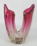 Floreira em murano na tonalidade rosa degrade, decorada com trabalhos de gomos em relevo. Base com imperceptível batidinha. Alt. 19,5cm.