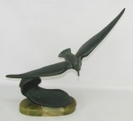 Assinatura Ilegível - Escultura art-deco em bronze patinado, representando "Pássaro em voo sobre onda". Base em ônix. O pássaro se encaixa sobre a base de bronze, podendo ser removido. Apresenta resquícios de assinatura na base de bronze. Med. 48x45x22,5cm.