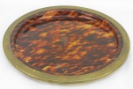 Bandeja circular em acrílico com decoração imitando casco de tartaruga. Borda em metal dourado. Diam. 30cm.