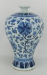 Solifleur bojudo em porcelana, com decoração de flores, folhagens e arabescos em tons de azul. Alt. 23cm.