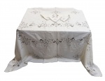 Toalha de mesa com 6 guardanapos, com bordados. Com manchas de guardado. Med. 242x160cm.