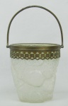 WMF - Balde para gelo em vidro e metal alemão, com marca da manufatura na borda. Vidro trabalhado com jateados e sulcos. Metal com perdas no prateado. Alt. com alça levantada. Alt. 24 cm.