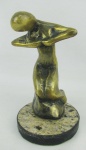 Escultura em bronze, representando "Nu feminino" estilizado. Base em mármore. Alt. total 17cm.