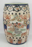 Tamporete em porcelana com decoração Imari em policromia e trabalhado com detalhes vazados. Med. 46x31cm.