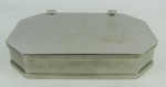 Caixa oitavada em metal espessurado a prata, com marca da manufatura St. James e numerada na base. Med. 4x17,5x12cm.