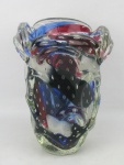 Vaso em murano policromado, com trabalhos de gomos curvos em relevo, decorado internamente com bolhas de ar. Um gomo da parte externa da borda com trincado. Alt. 22,5cm.