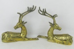 Par de esculturas em bronze dourado, representando "Casal de cervos". As peças apresentam uma tampa nas costas podendo ser usadas com porta objetos ou pequenas floreiras. Med. 24,5x25,5x9,5cm.