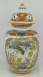 Potiche em porcelana com marca da manufatura Eken na base, decorado com flores, folhagens, geométricos, animais e arabescos em policromia. Alt. 40cm.