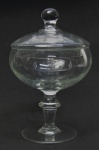Compoteira de pé alto em cristal com lapidações dedão e pequenos sulcos em satiné. Med. 31x19,5 cm.