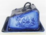 Rara queijeira em faiança inglesa Staffordshire, decoração azul borrão, com cenas palacianas e trabalhos em relevo. Med. 18x26x21 cm.