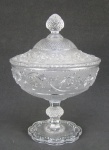 Baccarat - Bela compoteira de coleção em cristal francês, com marca da cristallerie em relevo. Ricamente decorada com trabalhos de flores, folhas e bico de jaca. Base em ondulações. Apresenta pequeno bicado na borda da tampa, tornando-se praticamente imperceptível por causa dos trabalhos nesta. Alt. 22,5 cm.