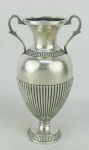 Vaso na forma de ânfora em prata contrastada, teor 833 milésimos, com trabalhos em gomos. Alt. 22 cm. Peso 380 gramas.