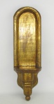 Peanha em madeira dourada e entalhada sendo a parte superior na forma de nicho. Alt. total 48,5 cm.