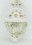 Luminária de teto, para 1 luz, em cristal overlay na tonalidade leitosa, com pintura floral em policromia e com contas em cristal bisotado. Interior na cor rosé. Alt. 36 cm.
