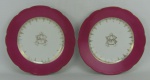 Par de pratos monogramados em porcelana francesa, possivelmente Velho Paris, nas cores rosa e branca. Diam. 21,5 cm.