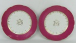 Par de pratos monogramados em porcelana francesa, possivelmente Velho Paris, nas cores rosa e branca. Diam. 21,5 cm.