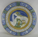 Luis Salvador - Belo medalhão em faiança de Itaipava - Petrópolis, policromada e pintura ao centro de figura feminina. Aba com arabescos, flores e folhagens. Diam. 52 cm.
