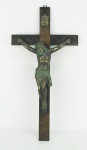 Crucifixo de pendurar em jacarandá, com imponente Cristo em bronze patinado. Alt. crucifixo 60 cm. Alt. Cristo 33 cm.