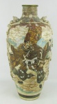 Vaso em faiança oriental, decorado com pintura de flores, folhas e samurais em policromia e trabalhado com laços de fita em relevo. Com restauro. Alt. 42,5 cm.