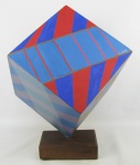 Luiz Sacilotto (1924-2003) - Escultura em madeira na forma de cubo, com pintura policromada. Artista possui obras como pintor, desenhista e escultor. Apresenta perdas de pintura em uma das faces. Alt. total 47,5cm.