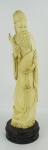 Bela escultura em marfim oriental, representando "Sábio". Assinatura no verso. Base em madeira entalhada. Falta parte do cajado, quebrado. Alt. total 34,5 cm. Alt. sem a base. 30,5 cm.