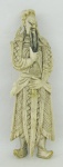 Escultura em marfim oriental, representando "Samurai". Uma perna apresenta uma fissura e falta a parte do adereço no ombro. Alt. 14,5 cm