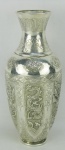 Vaso oriental em metal espessurado a prata, decorado com trabalhos de flores, folhagens e dragões em relevo. Alt. 27,5 cm.