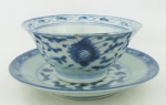 Pequeno bowl e presentoir em porcelana Cia das Índias, com decoração floral no tom azul. Med. bowl 5x11,5 cm. Diam. presentoir 15 cm.