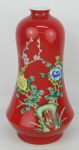 Vaso em porcelana oriental no tom vermelho, com marca na base, decorado com pintura floral em policromia. Alt. 33,5cm