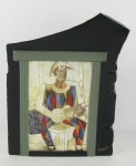 Vaso em porcelana alemã com marca da manufatura Artis Orbis Goebel na base. Edição produzida representando obras de Pablo Picasso. Alt. 24,5 cm.