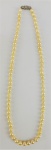 Colar de pérolas de 1 volta, com fecho em ouro branco com brilhantes. Comprimento aberto 58,5 cm.