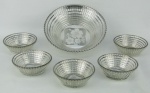 Bela saladeira e 5 bowlzinhos em cristal lapidado em sulcos e decorado com trabalhos em prata de flores ao fundo e frisos circulares no corpo. Med. saladeira 6x20,5cm.