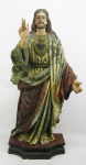 Sagrado Coração de Jesus - Imponente imagem em madeira policromada, rosto com suave semblante e vestes com suaves movimentos. Olhos de vidro. Apresenta perdas. Alt. 83cm.