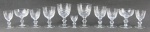 Serviço em cristal translúcido lapidado com sulcos e frisos, composto de 11 taças para vinho tinto, 11 para vinho branco, 12 para champagne, 11 para vinho do porto, 11 para licor e 5 para aperitivos. Total 61 peças.  Alt. maior e menor 13,5 e 7cm.